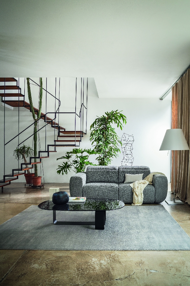 Μοντέρνος γωνιακός καναπές Calligaris σε minimal καθιστικό – Αθήνα Adamopoulos Casa Ideale